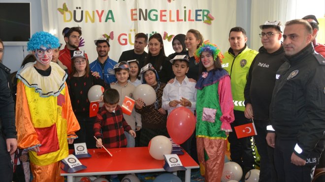 Bitlis'te polisler özel gereksinimli çocuklarla buluştu