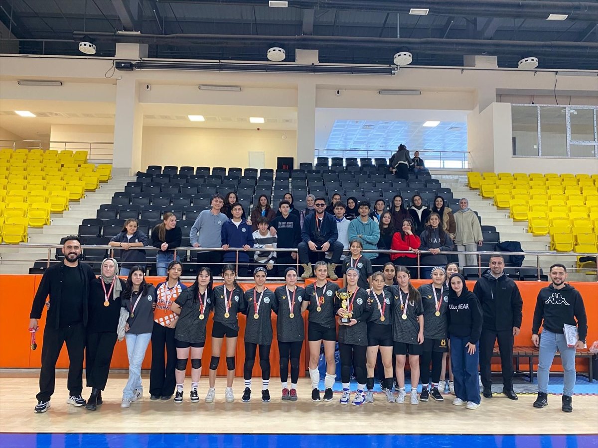 Bitlis'te voleybol turnuvası düzenlendi