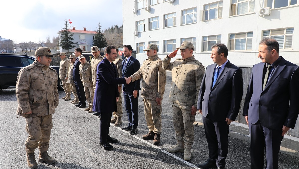 Bitlis Valisi Karakaya, askerlerle yemekte buluştu