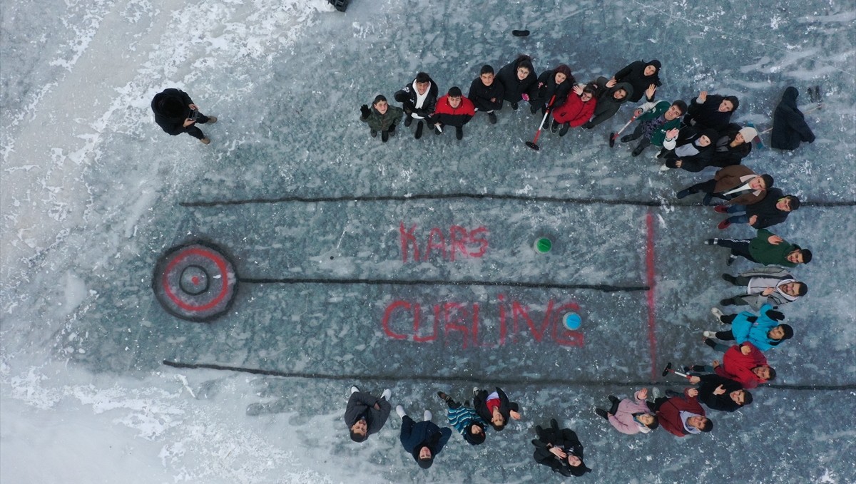 Çıldır Gölü'nün buzla kaplı yüzeyi curling sporcuları için antrenman alanı oldu