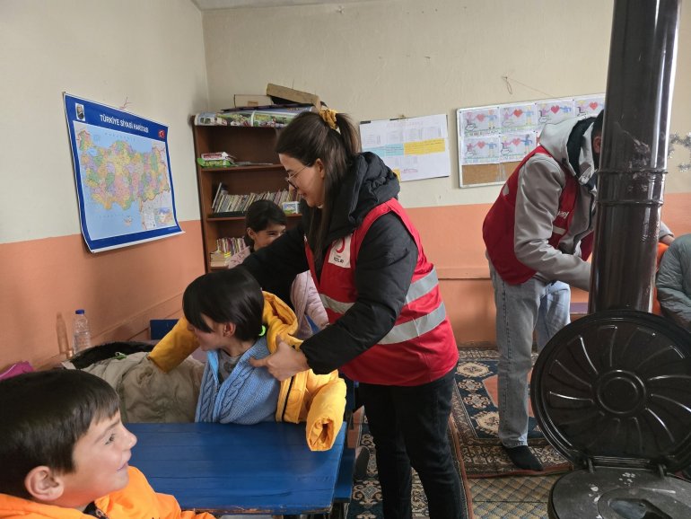 Diyadin Kızılay Şubesi yöneticileri köy ziyaretlerine devam ediyor2