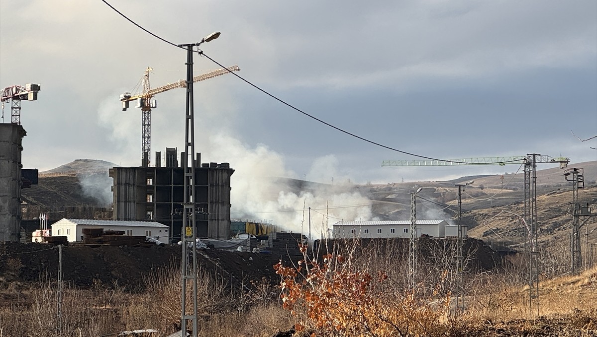 Elazığ'da işçilerin kaldığı konteynerlerde çıkan yangında 2 işçi yaralandı, 1 işçi dumandan etkilendi