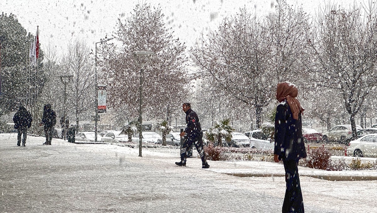 Elazığ'da kar yağışı nedeniyle 106 yerleşim yerine ulaşım sağlanamıyor