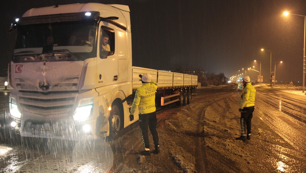 Erzincan'da kar nedeniyle Sakaltutan ve Ahmetli geçitleri ağır tonajlı araçlara kapatıldı