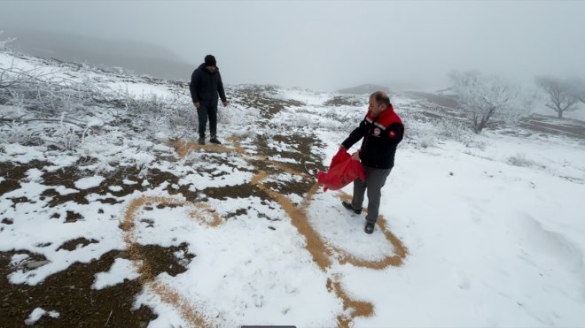 Erzincan'da yabani hayvanlar için karla kaplı arazilere yem bırakıldı