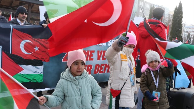 Erzurum'da hekim ve sağlıkçılar, soğuk havaya rağmen Gazze için yürüdü