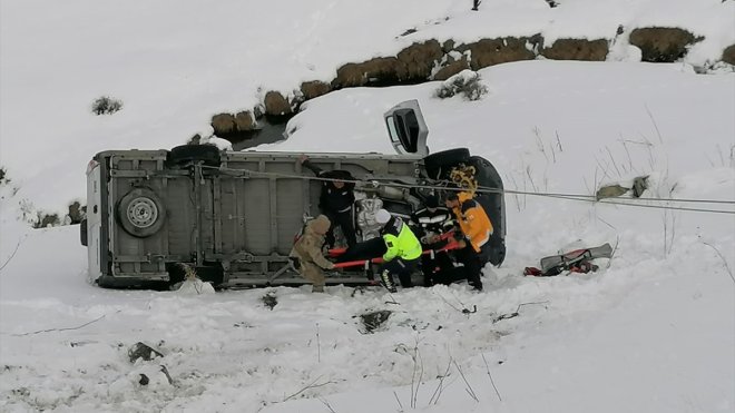 Erzurum'da şarampole devrilen minibüsün sürücüsü yaralandı