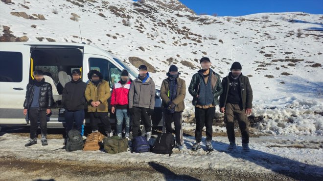 Erzurum'da sosyal medyada paylaşım yapan insan kaçakçısı kardaki ayak izlerinden bulundu