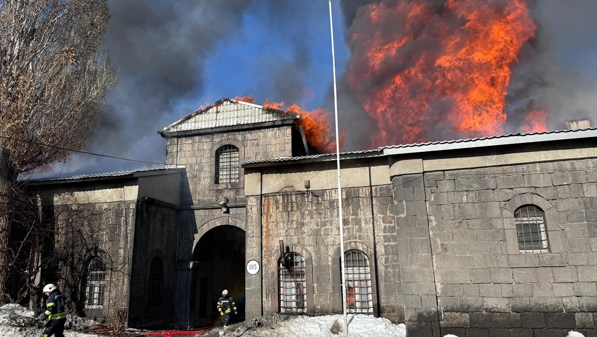 Erzurum'da tarihi Taş Ambarlar'da çıkan yangına müdahale ediliyor