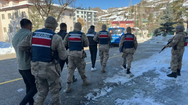 Erzurum'da kardaki ayak izlerinden yakalanan insan kaçakçıları adliyede