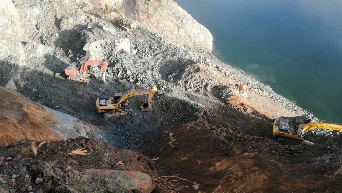 Erzurum ve Artvin ilçeleri arasında heyelandan dolayı kapanan yol hafta sonu ulaşıma açılacak