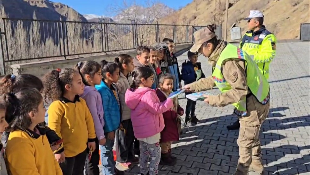 Hakkari'de jandarma ekipleri, köy okullarındaki öğrencilere trafik eğitim verdi