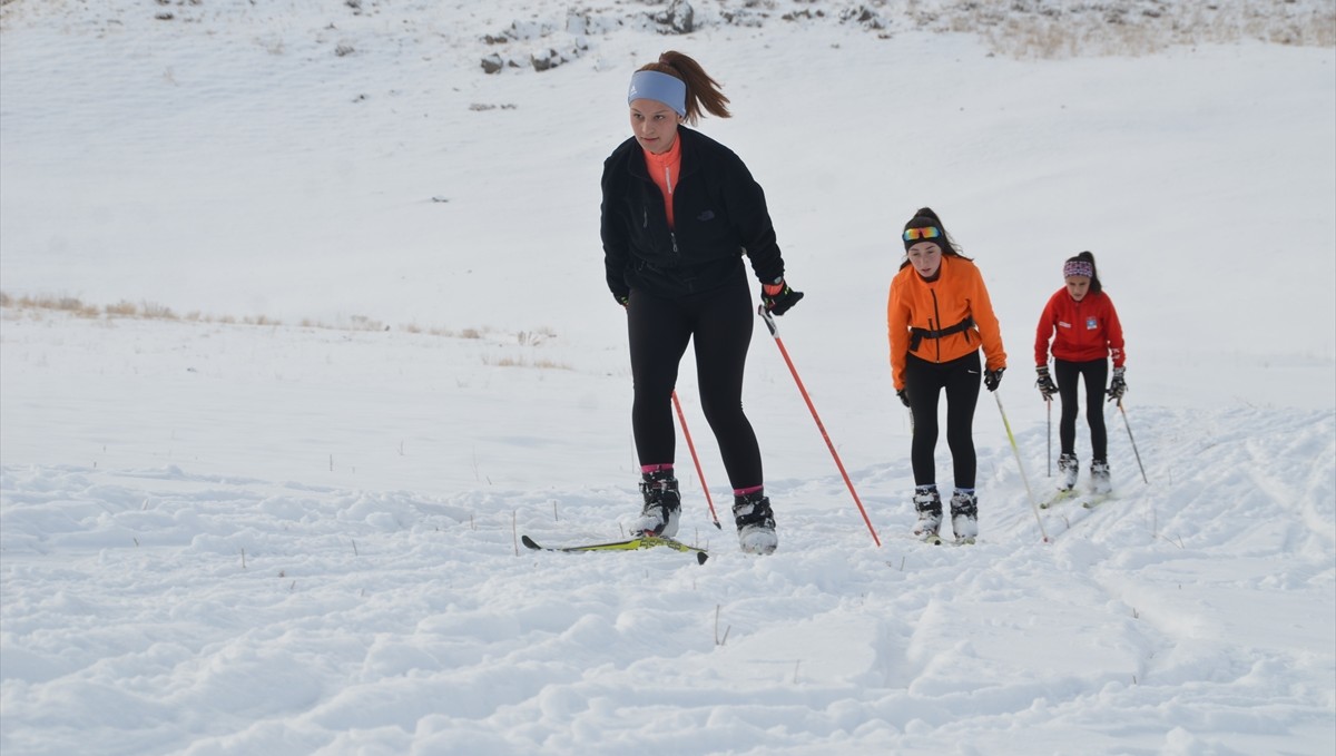 Hakkari'de milli takıma girme hayali kuran kayak sporcuları, çalışmalarını sürdürüyor