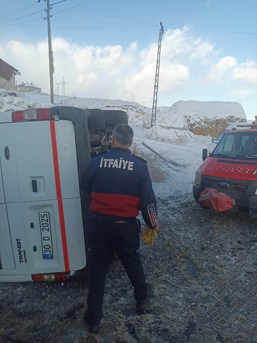 Hakkari'de öğretmenleri taşıyan minibüsün devrilmesi sonucu 11 kişi yaralandı