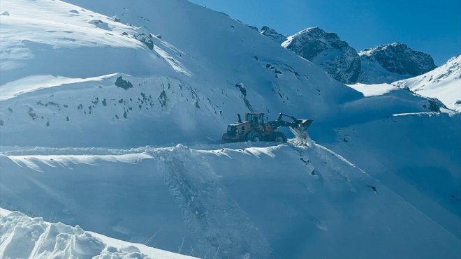 Hakkari'de üs bölgelerinde karla mücadele çalışması sürüyor