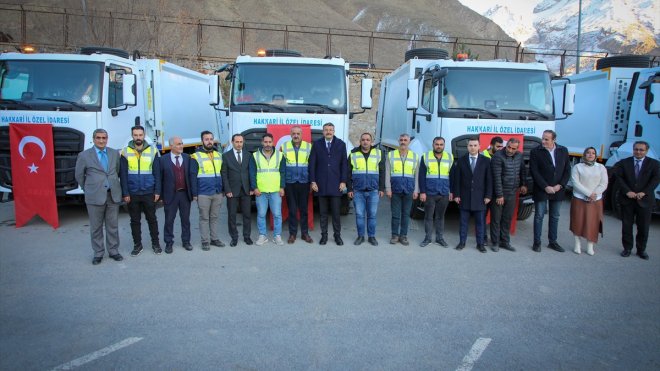 Hakkari'de yeni alınan 6 çöp aracı hizmete alındı