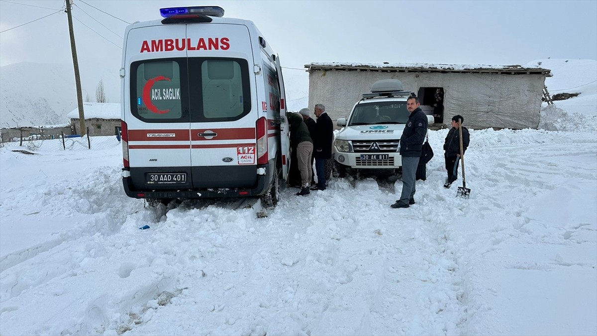 Hakkari'de yolu kardan kapanan köyde rahatsızlanan kadın ekiplerce hastaneye ulaştırıldı