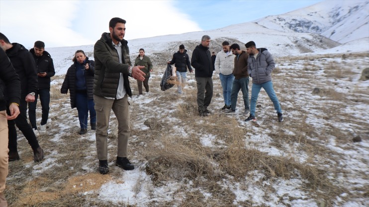 hayvanlarına yem öğrencileri, bıraktı yaban Iğdır