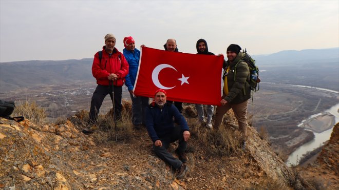 Iğdırlı dağcılar "11 Aralık Uluslararası Dünya Dağ Günü"nü zirvede kutladı