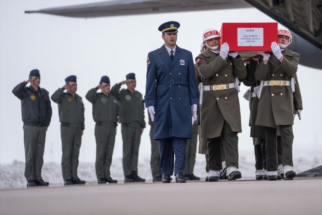 Isparta'da helikopter kazasında şehit olan Astsubay Nergiz'in naaşı, memleketi Erzurum'a getirildi