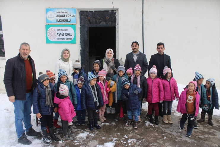 memleketi 100 etti öğretmen kışlık öğrenciye hediye Ağrı