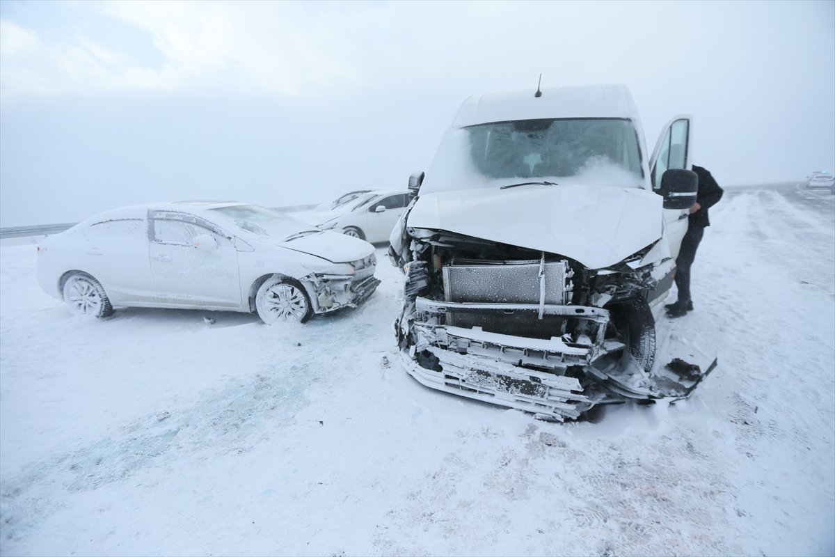 Kars'ta 8 aracın karıştığı zincirleme trafik kazasında 1 kişi yaralandı