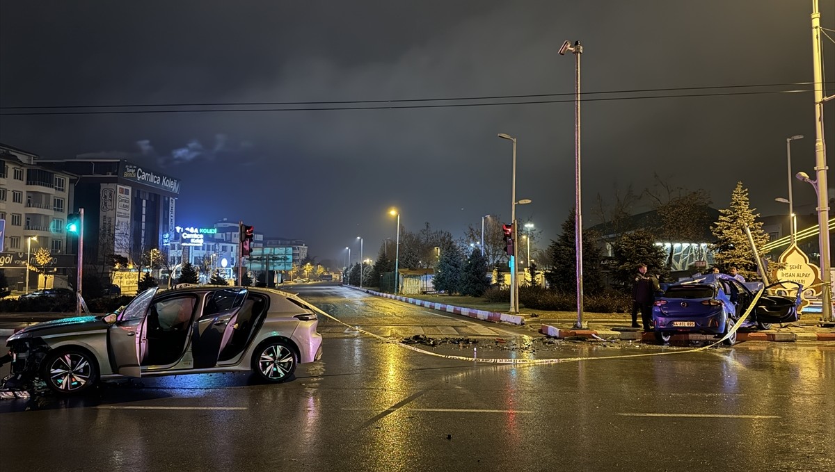 Malatya'da iki otomobilin çarpıştığı kazada 1 kişi öldü, 3 kişi yaralandı