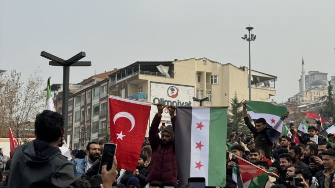 Malatya ve Kilis'teki Suriyeliler, Baas rejiminin devrilmesini kutluyor