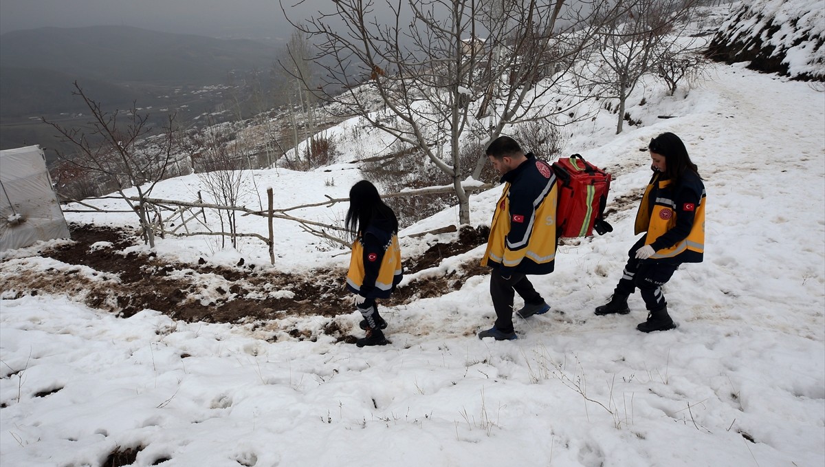 Muş'un kadın paramedikleri, karlı yolları aşarak hayat kurtarıyor