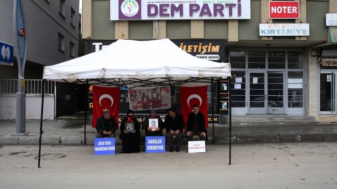 Muşlu aileler DEM Parti binası önündeki "evlat nöbeti"ni sürdürdü