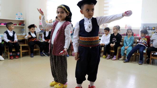 Öğretmenler anaokulu öğrencilerine sosyal ve kültürel değerleri uygulamalı öğretiyor