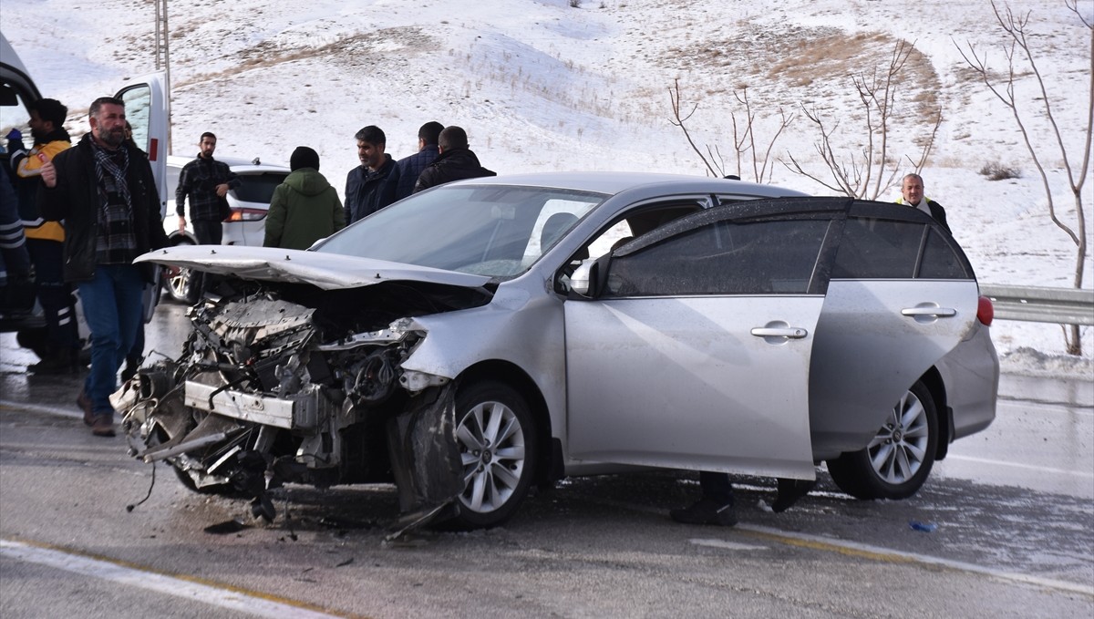 Van'da bariyerlere çarpan otomobildeki 5 kişi yaralandı