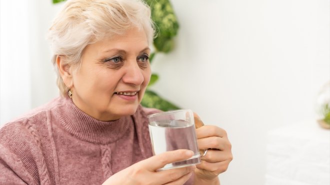 Yaşlılıkta susuzluk hissi azalıyor, kronik hastalık riskleri artıyor