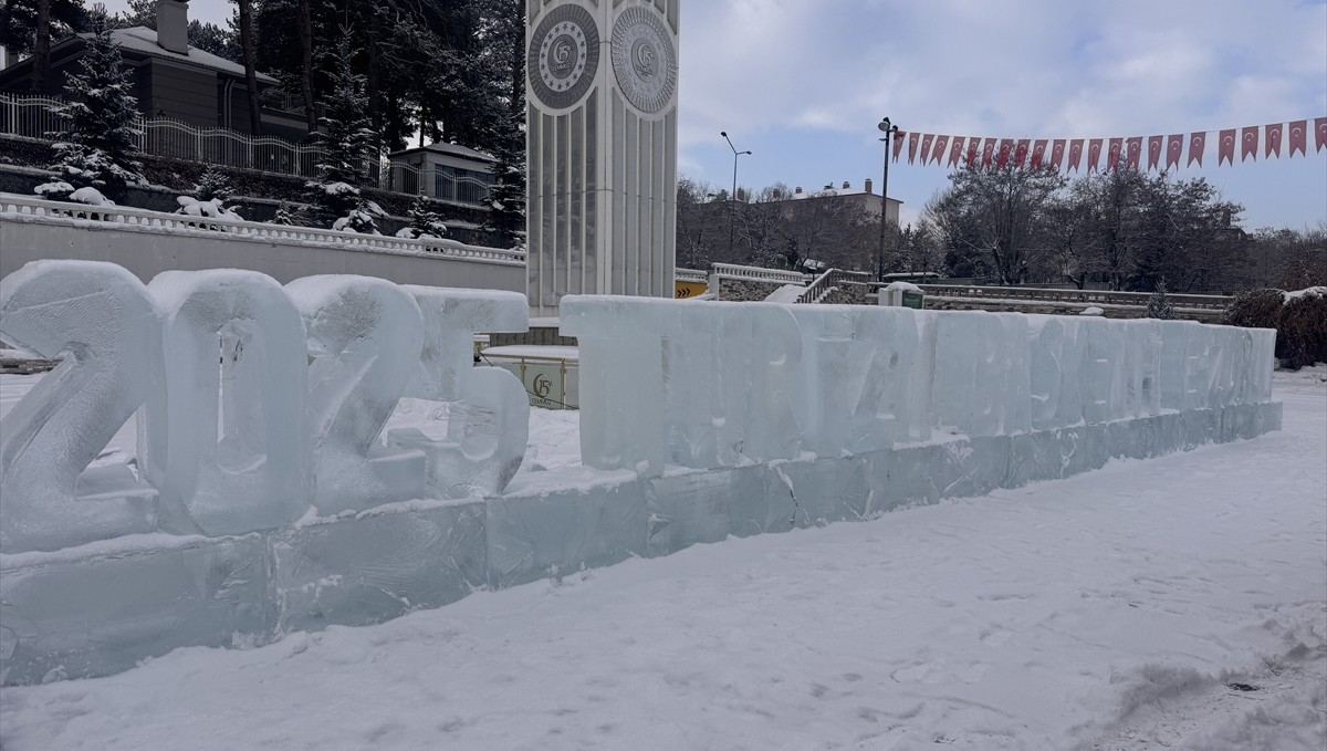 "2025 Turizm Başkenti Erzurum" yazısı buza işlendi