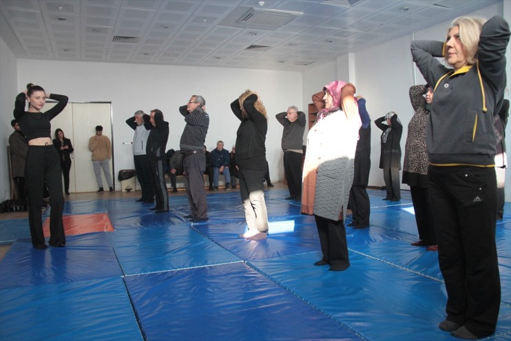 yoga Tazelenme eğitimi öğrencilerine Üniversitesi 60+ 3