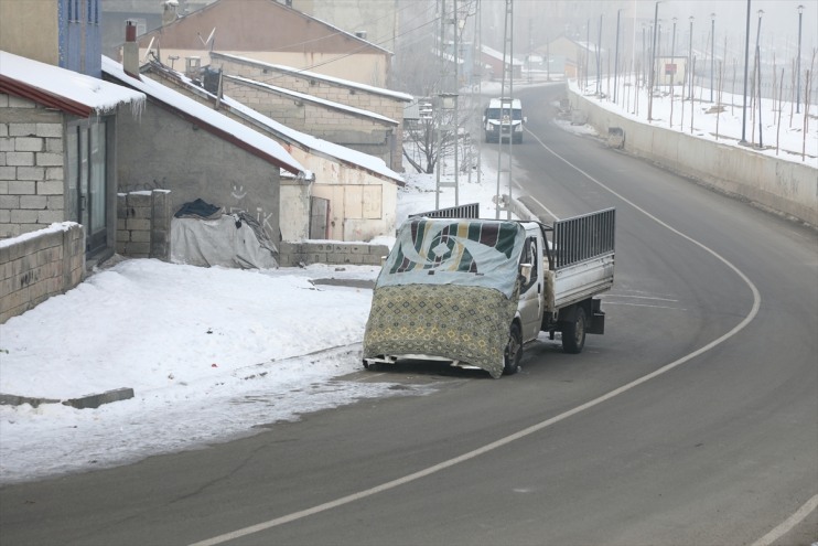 Kars buzla, akarsular kırağıyla ve kaplandı ağaçlar Ardahan