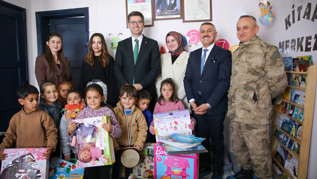 Ana sınıfı açılışıyla gündeme gelen öğrenciler, birçok ilden gönderilen karne hediyeleriyle sevindi