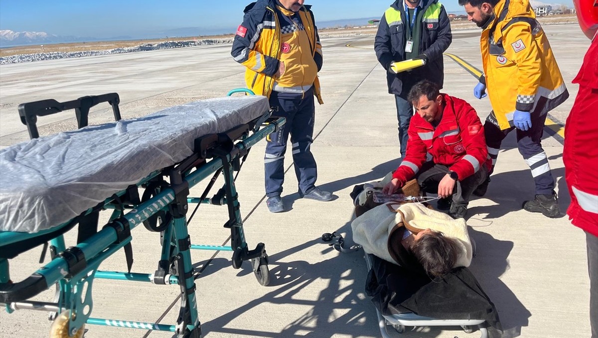 Bahçesaray'da ateşli havale tedavisi gören çocuk, ambulans helikopterle Van'a sevk edildi