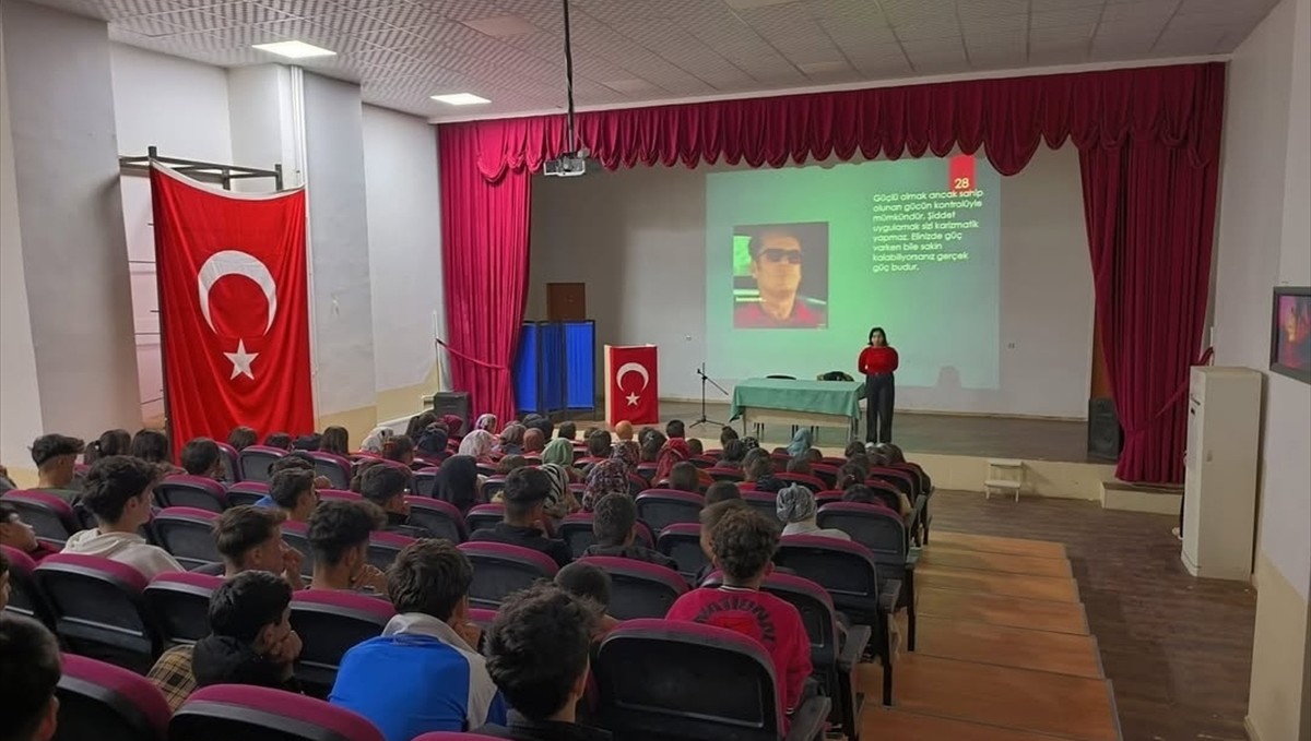 Bahçesaray'da öğrencilere "akran zorbalığı" semineri verildi