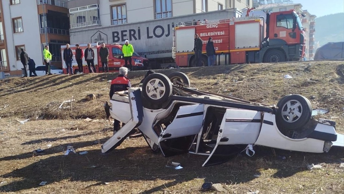 Bingöl'de takla atan otomobildeki 2 kişi yaralandı