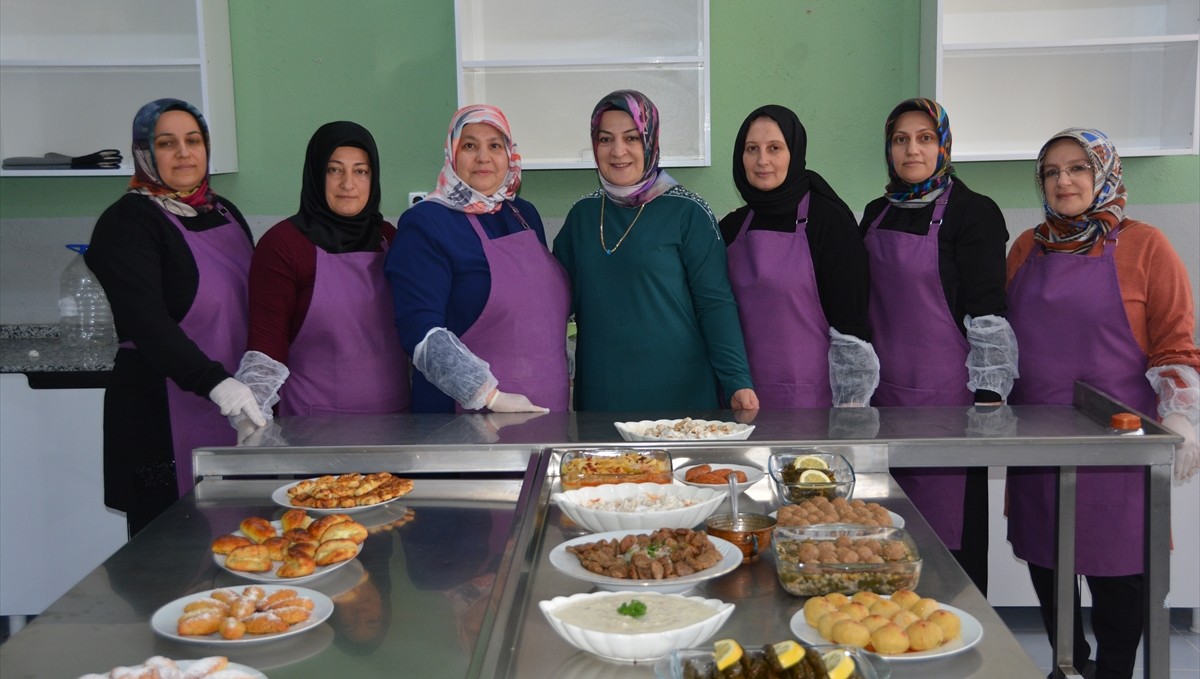 Bitlis'te kooperatif kuran kadınlar, yöresel lezzetleri pazarlıyor