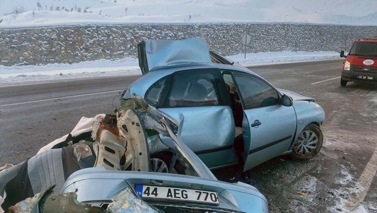 Bitlis'te tır ile otomobilin çarpıştığı kazada bir kişi öldü, 2 kişi yaralandı