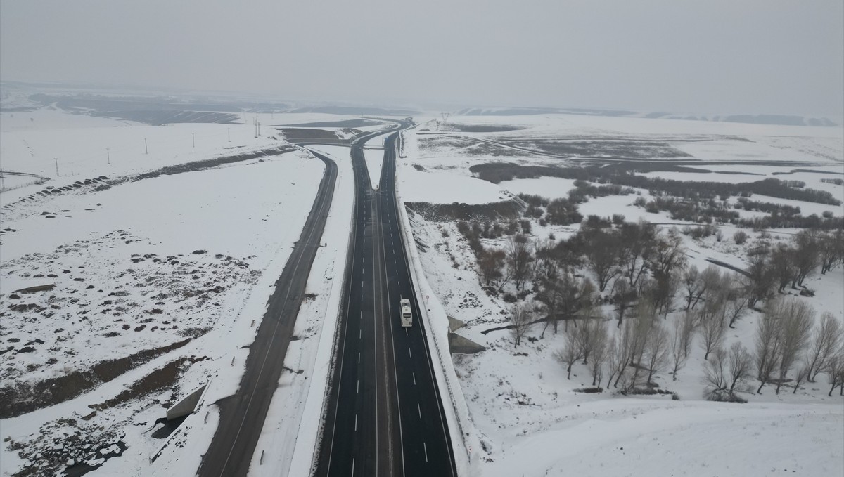 Buzla kaplanan Murat Nehri dronla görüntülendi