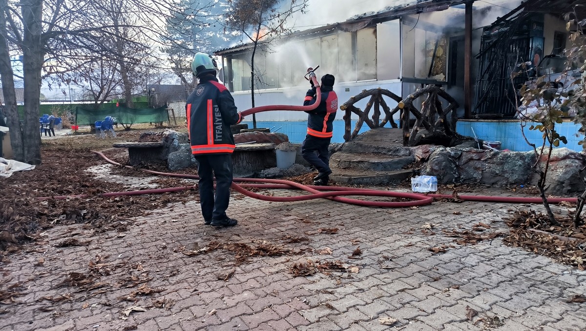 Doğanşehir'de iş yerinde çıkan yangın söndürüldü