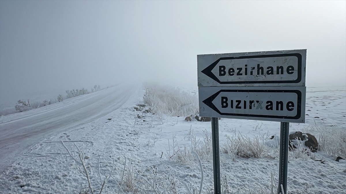 Dondurucu soğuğun etkili olduğu yerleşim yerlerinde yaşam kutupları aratmıyor