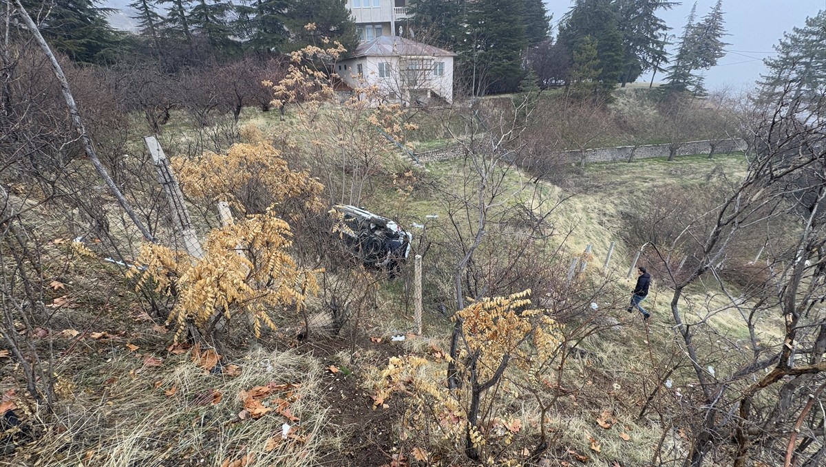 Elazığ'da şarampole devrilen otomobilin sürücüsü yaralandı