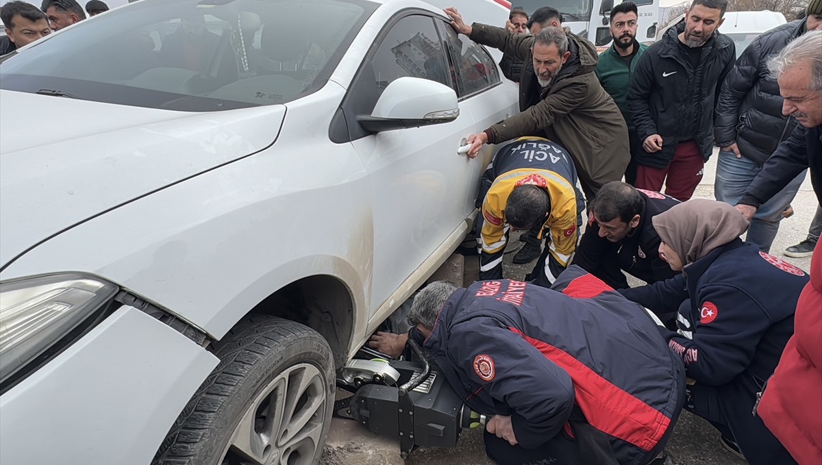 Elazığ'da otomobilin çarptığı motosikletteki kurye ağır yaralandı