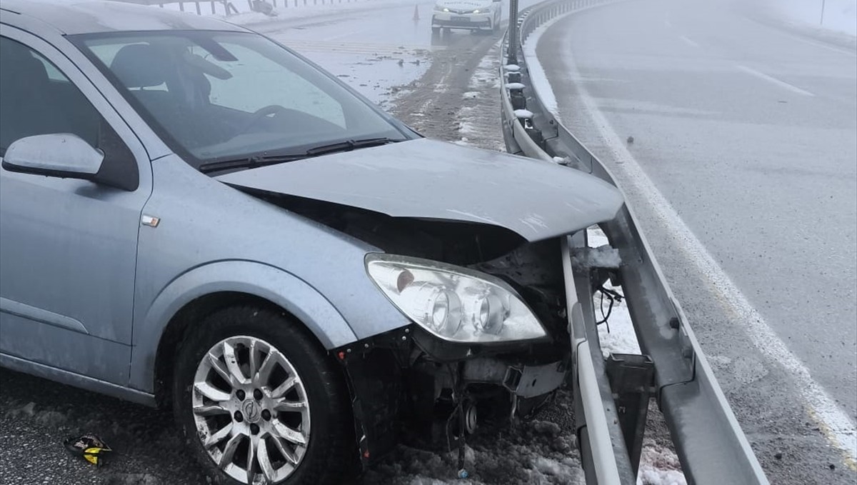 Erzincan'da bariyerlere çarpan otomobildeki 3 kişi yaralandı