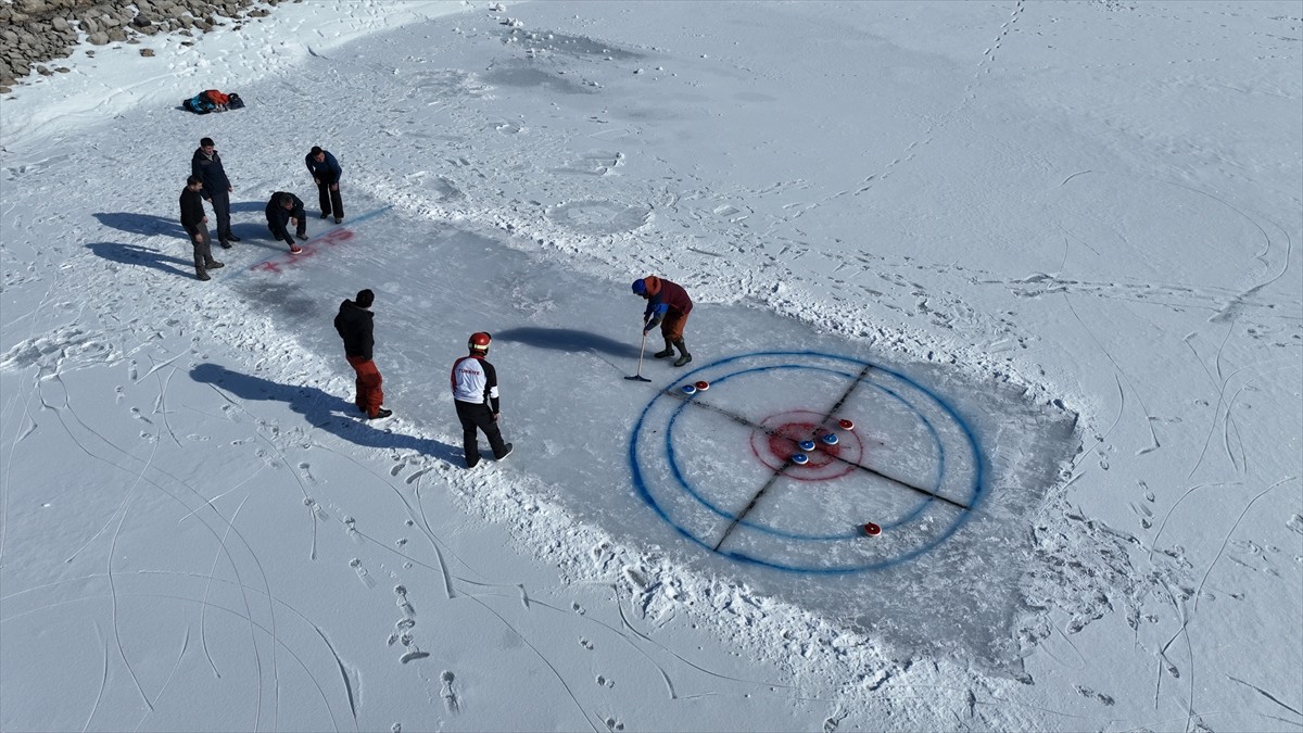 Erzincan'da donan göl üzerinde curling heyecanı