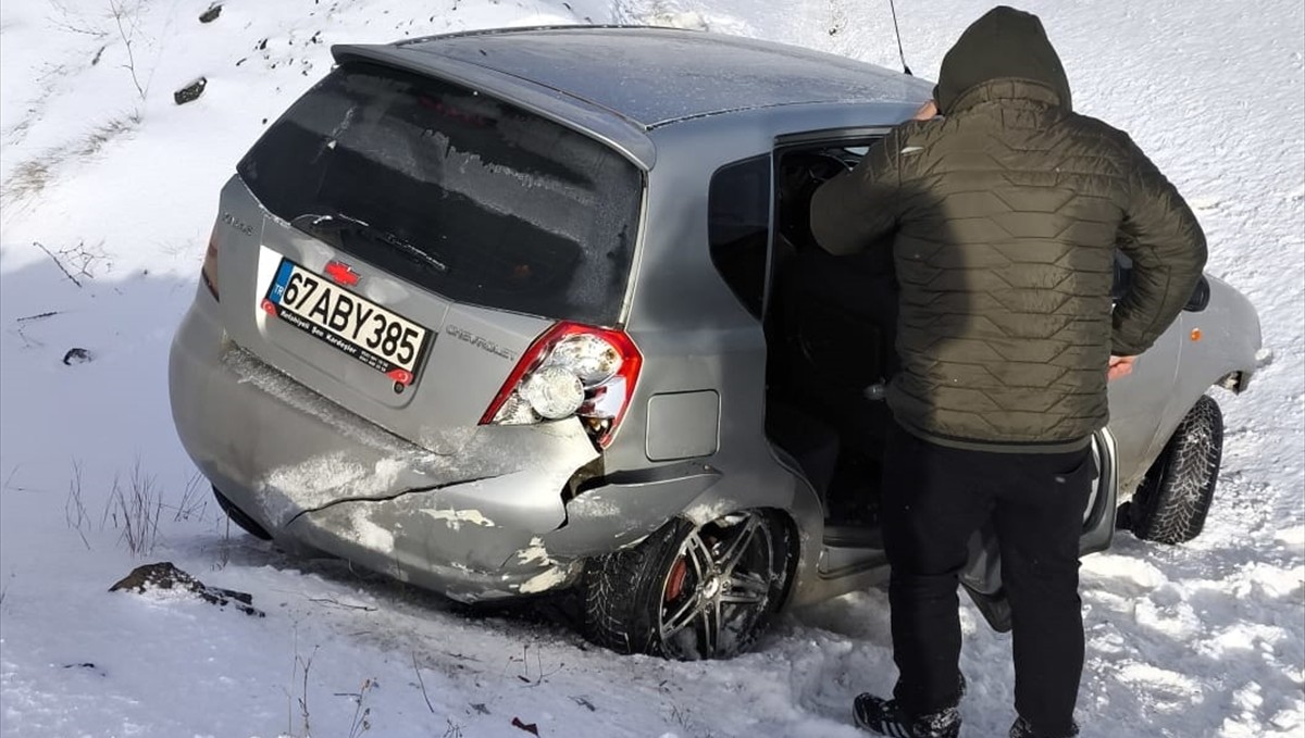 Erzincan'da kar direğine çarpan otomobildeki 2 kişi yaralandı